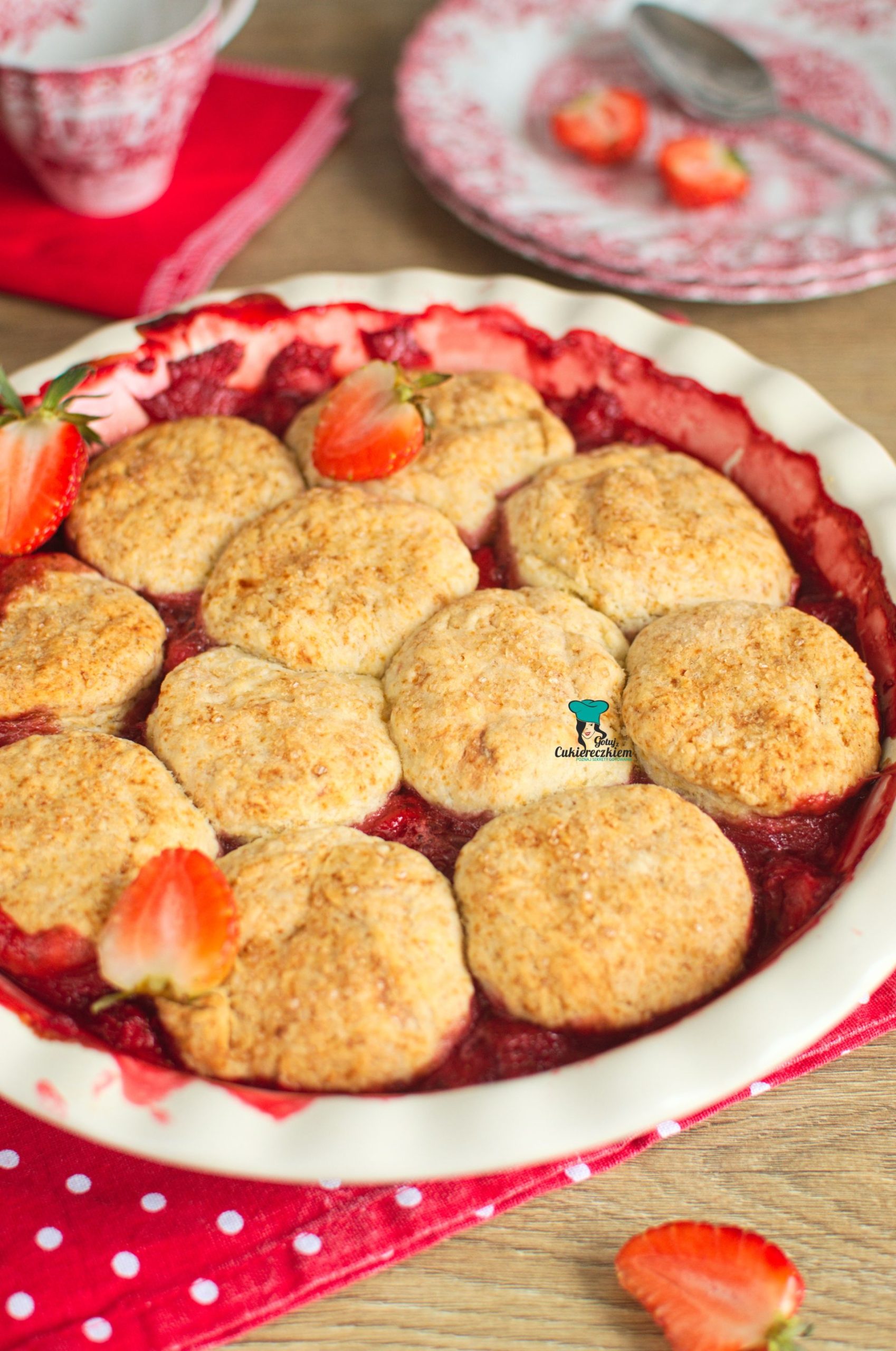Cobbler z truskawkami i malinami