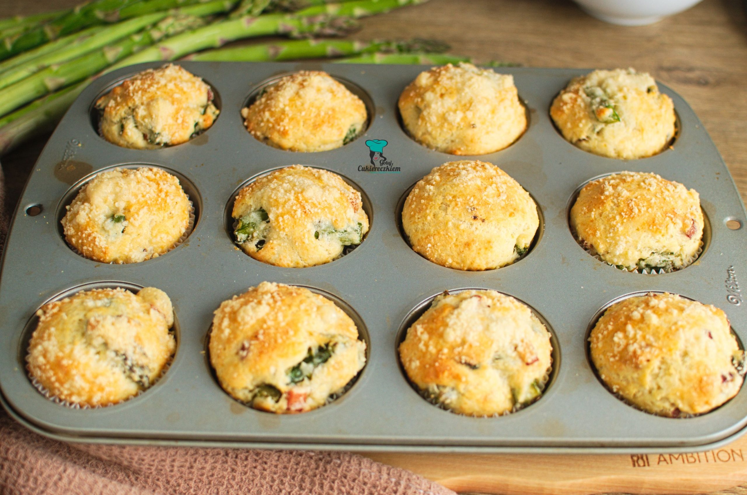 Muffinki ze szparagami, boczkiem i parmezanem