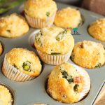 Muffinki ze szparagami, boczkiem i parmezanem