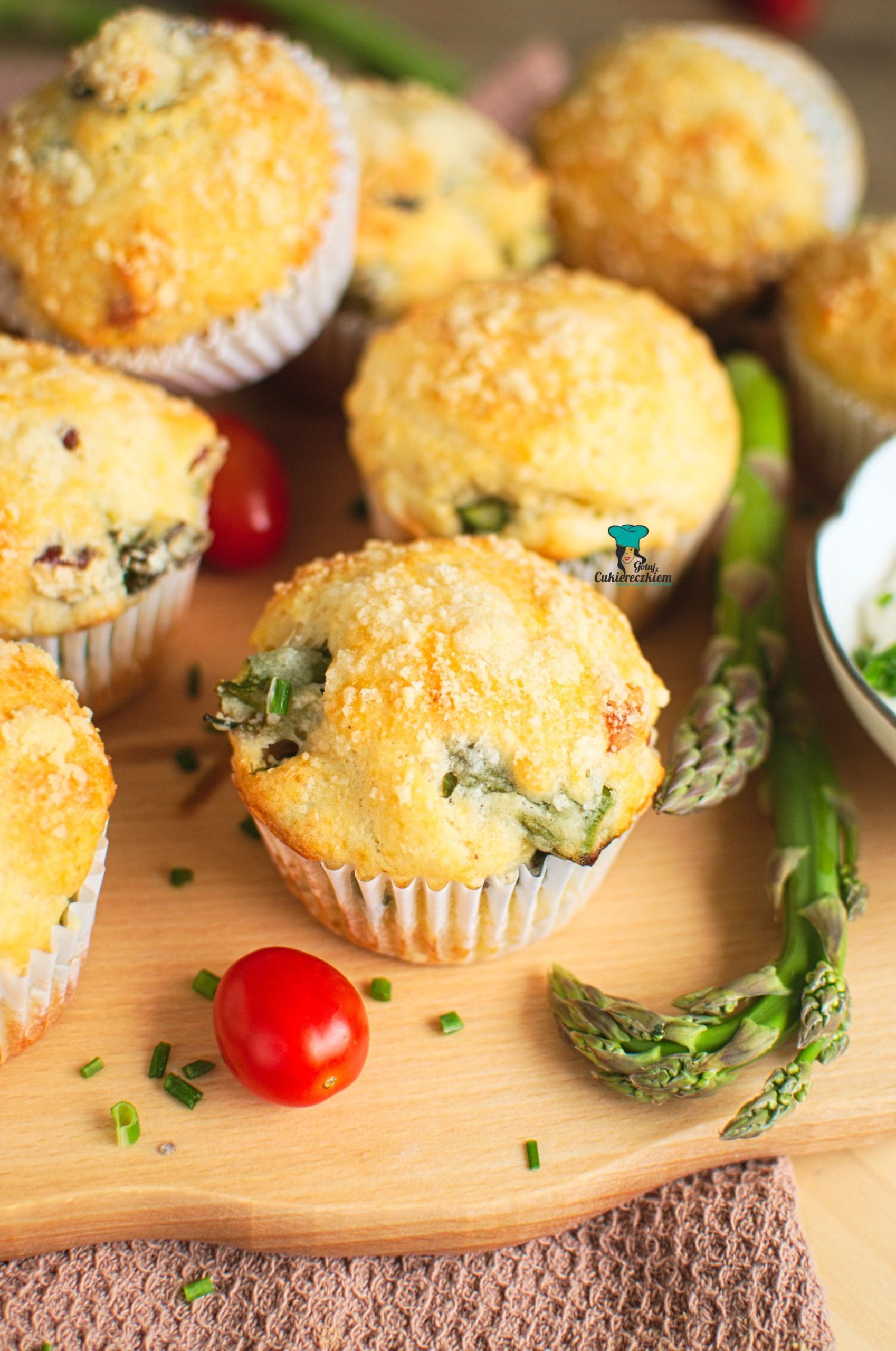 Muffinki ze szparagami, boczkiem i parmezanem