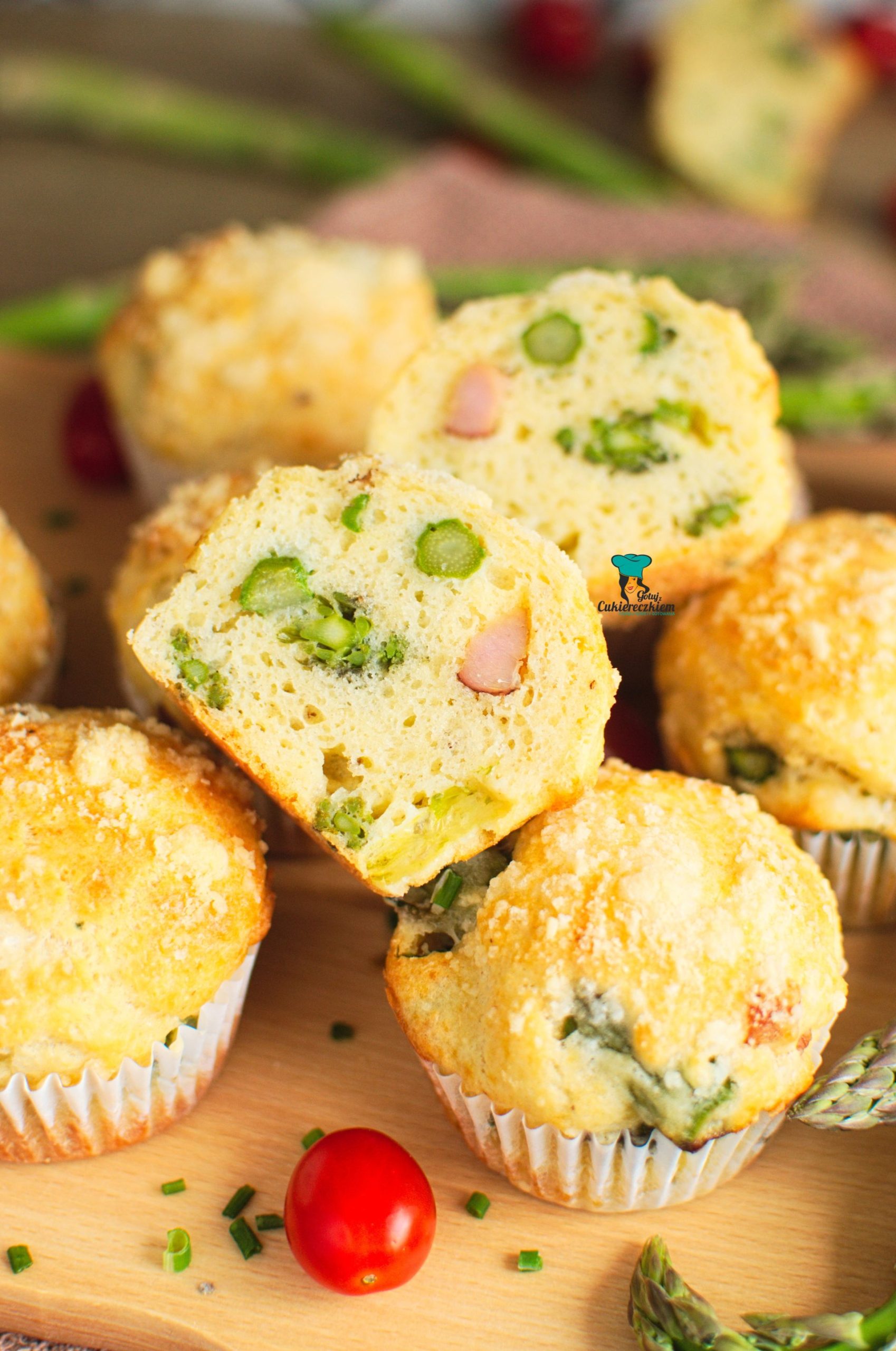Muffinki ze szparagami, boczkiem i parmezanem