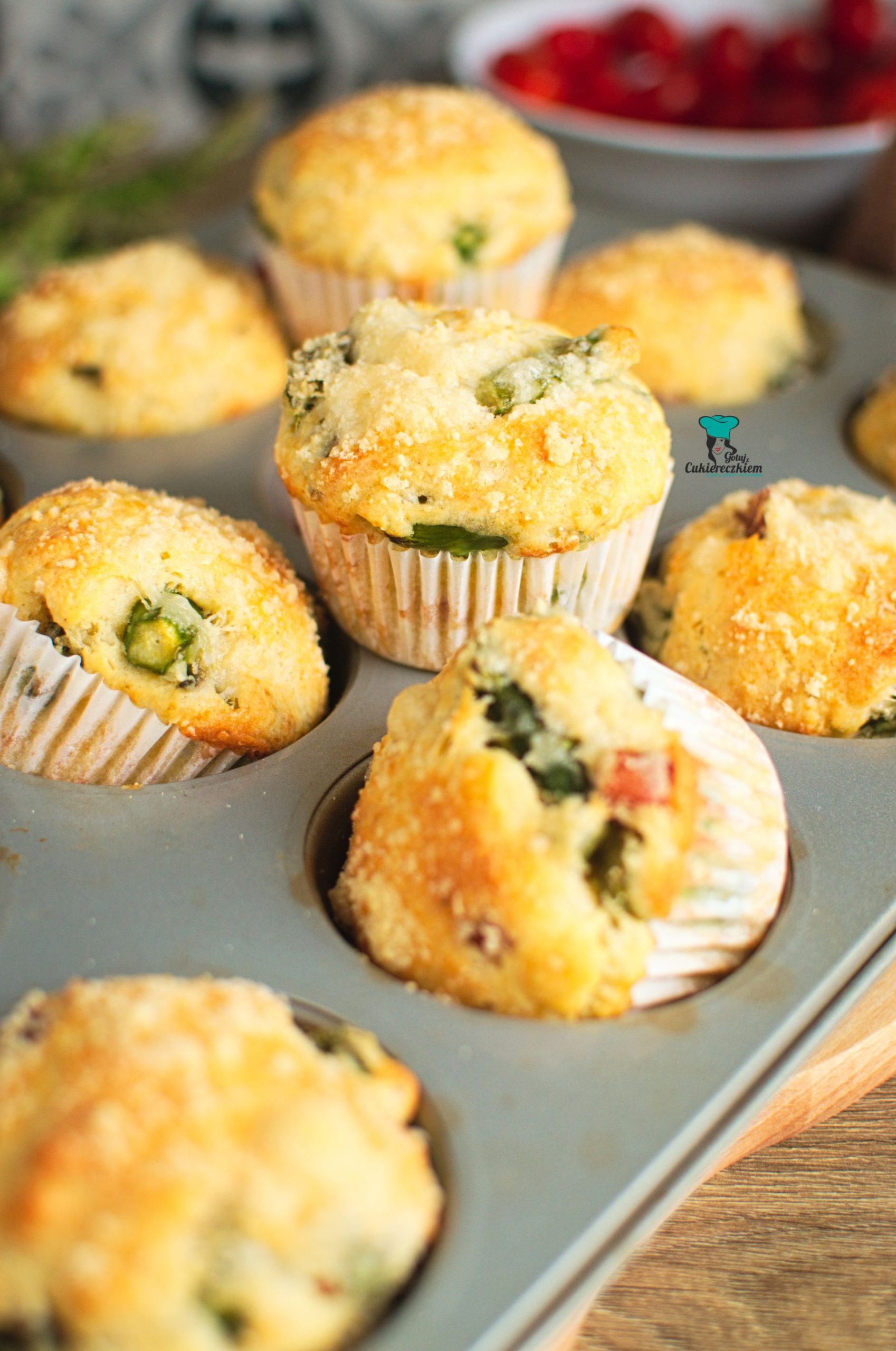 Muffinki ze szparagami, boczkiem i parmezanem