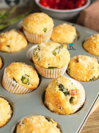 Muffinki ze szparagami, boczkiem i parmezanem