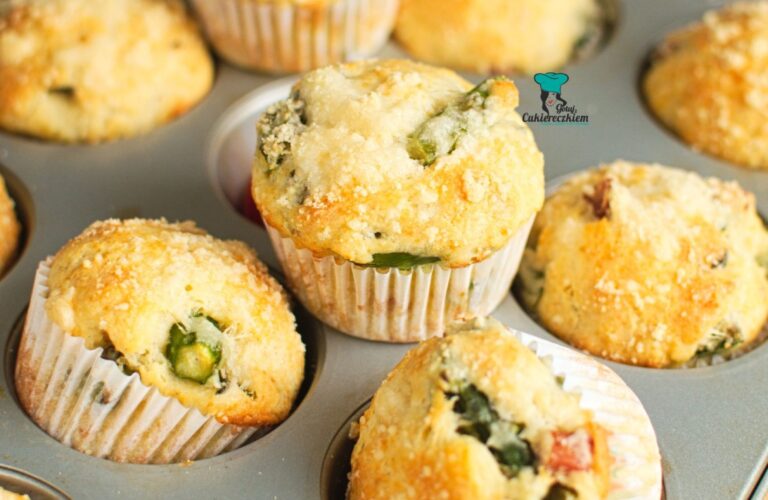 Muffinki ze szparagami, boczkiem i parmezanem