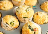 Muffinki ze szparagami, boczkiem i parmezanem