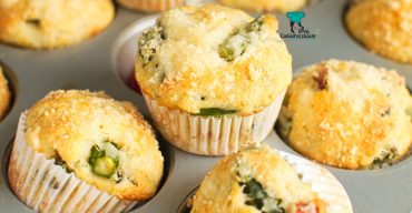 Muffinki ze szparagami, boczkiem i parmezanem