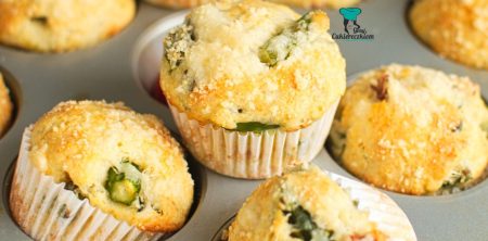 Muffinki ze szparagami, boczkiem i parmezanem