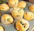 Muffinki ze szparagami, boczkiem i parmezanem