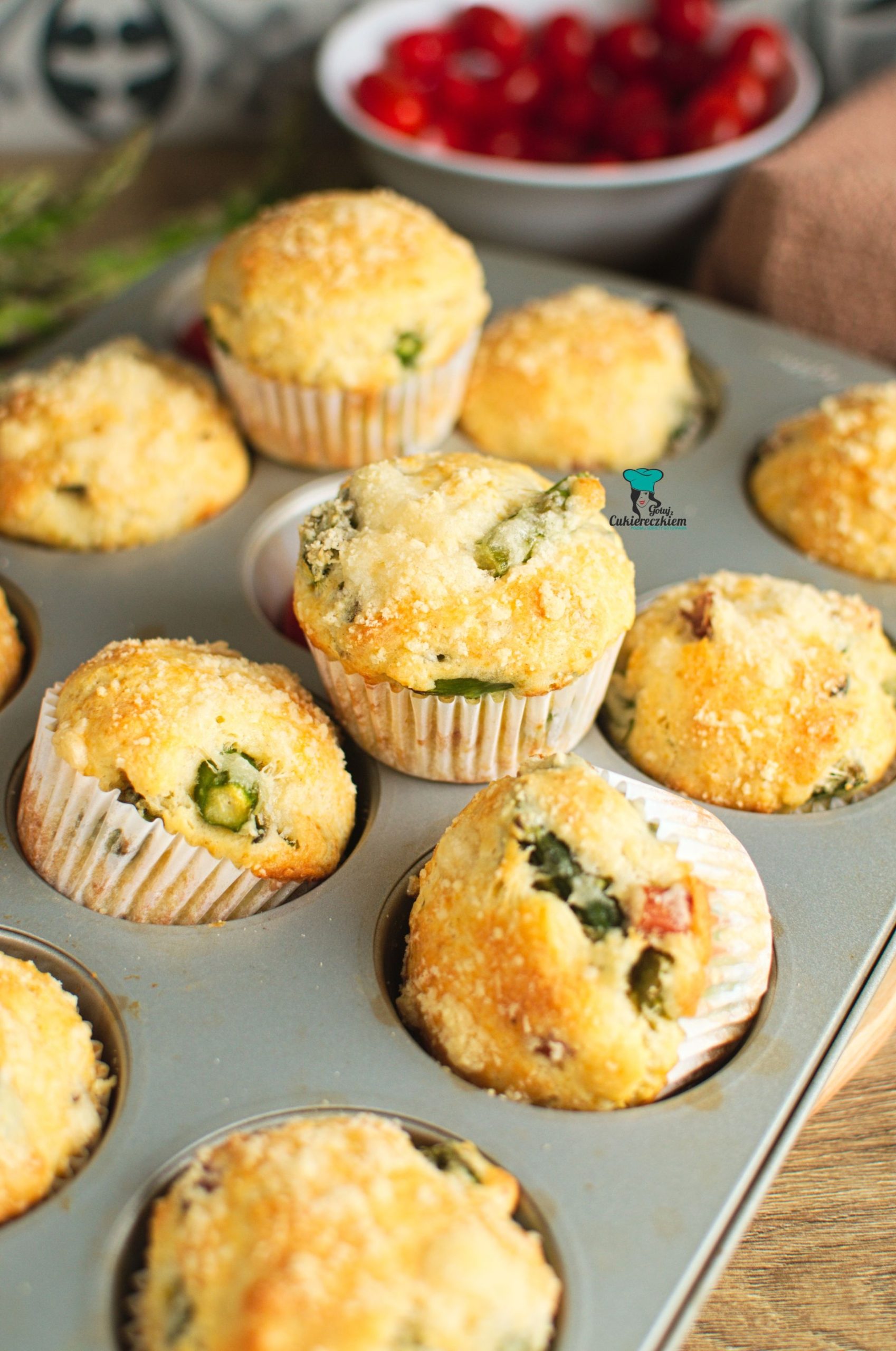 Muffinki ze szparagami, boczkiem i parmezanem