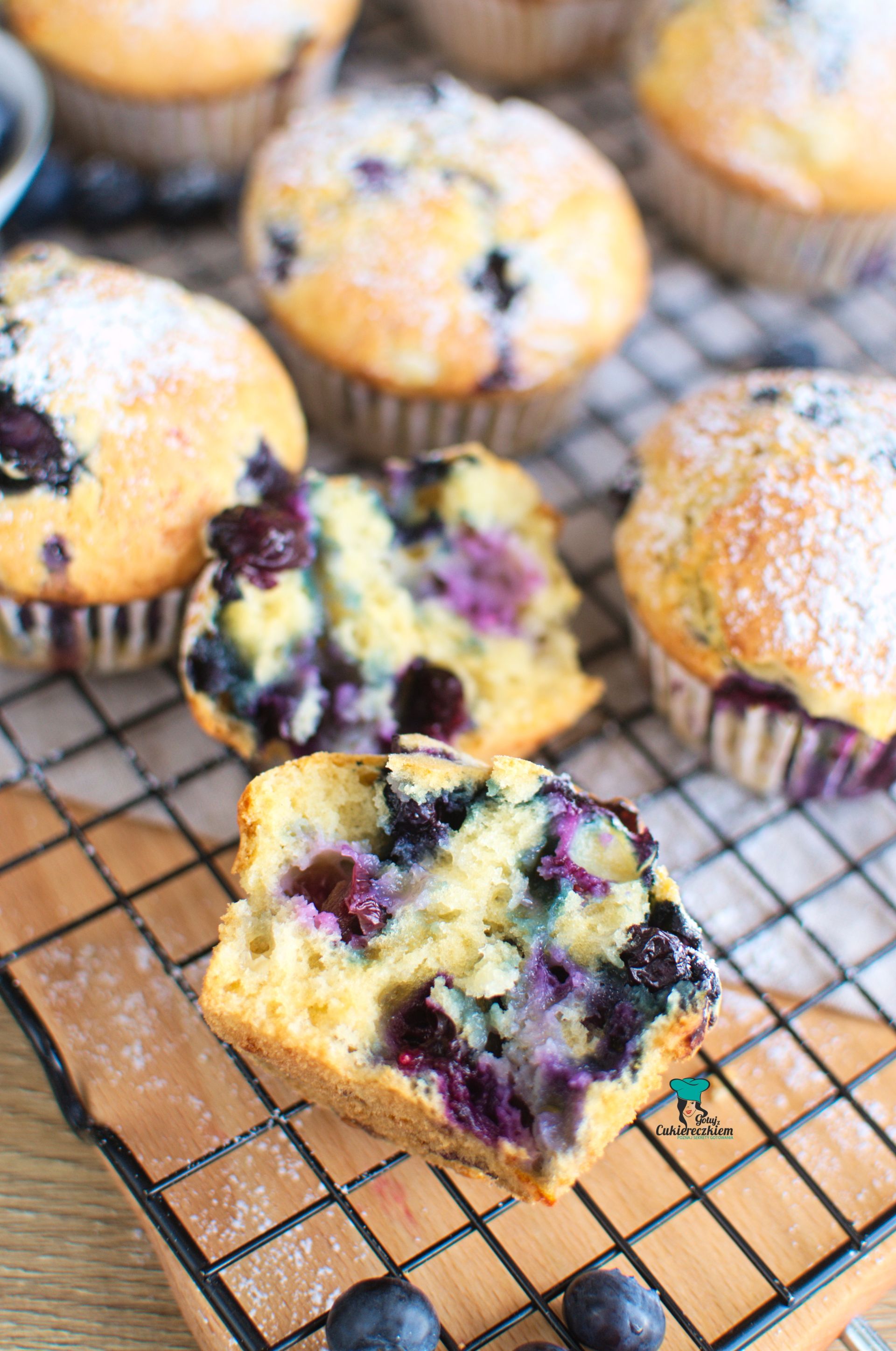Maślane muffiny na serku wiejskim z borówkami
