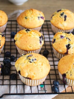 Maślane muffiny na serku wiejskim z borówkami