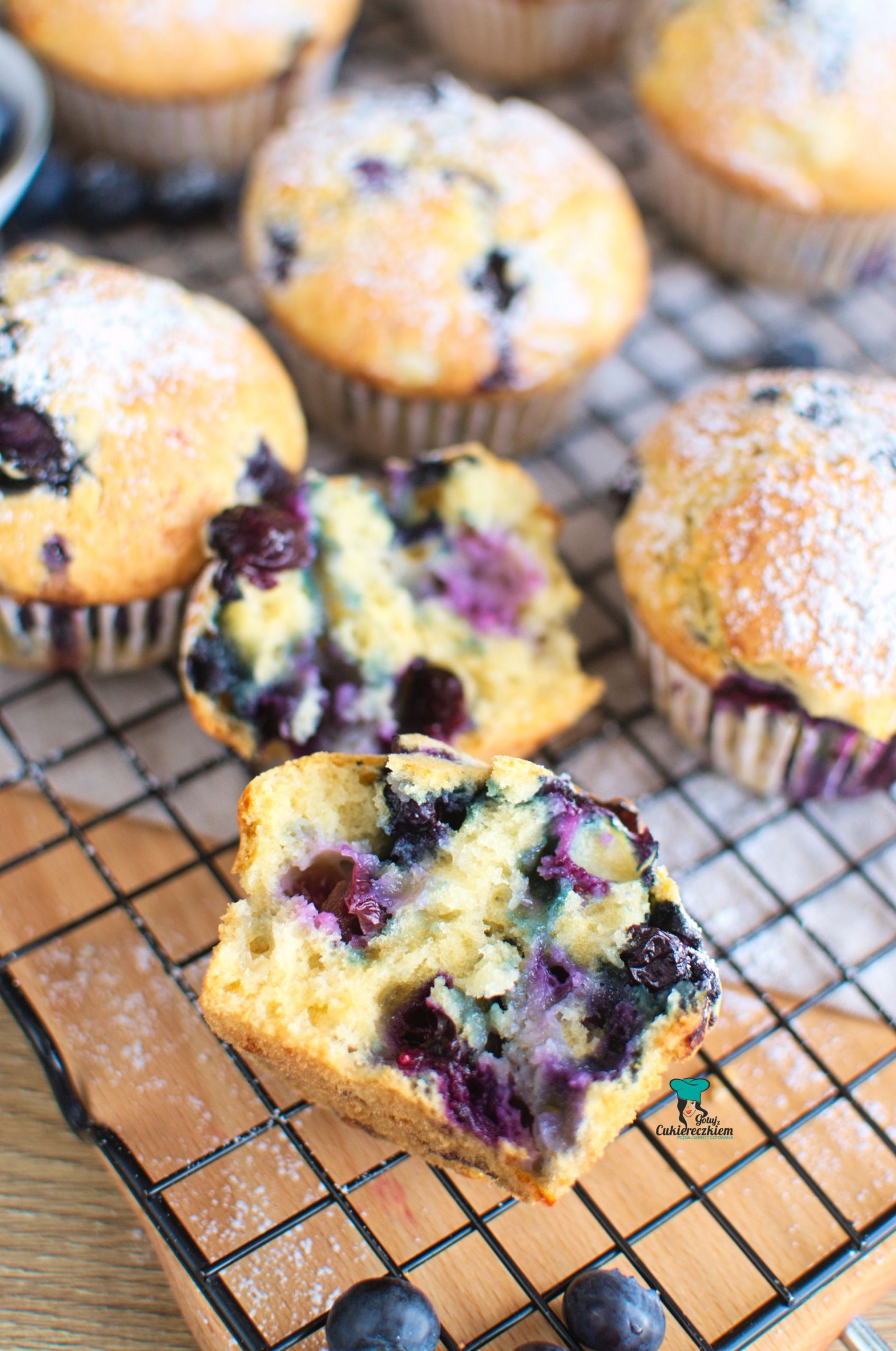 Maślane muffiny na serku wiejskim z borówkami