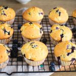 Maślane muffiny na serku wiejskim z borówkami