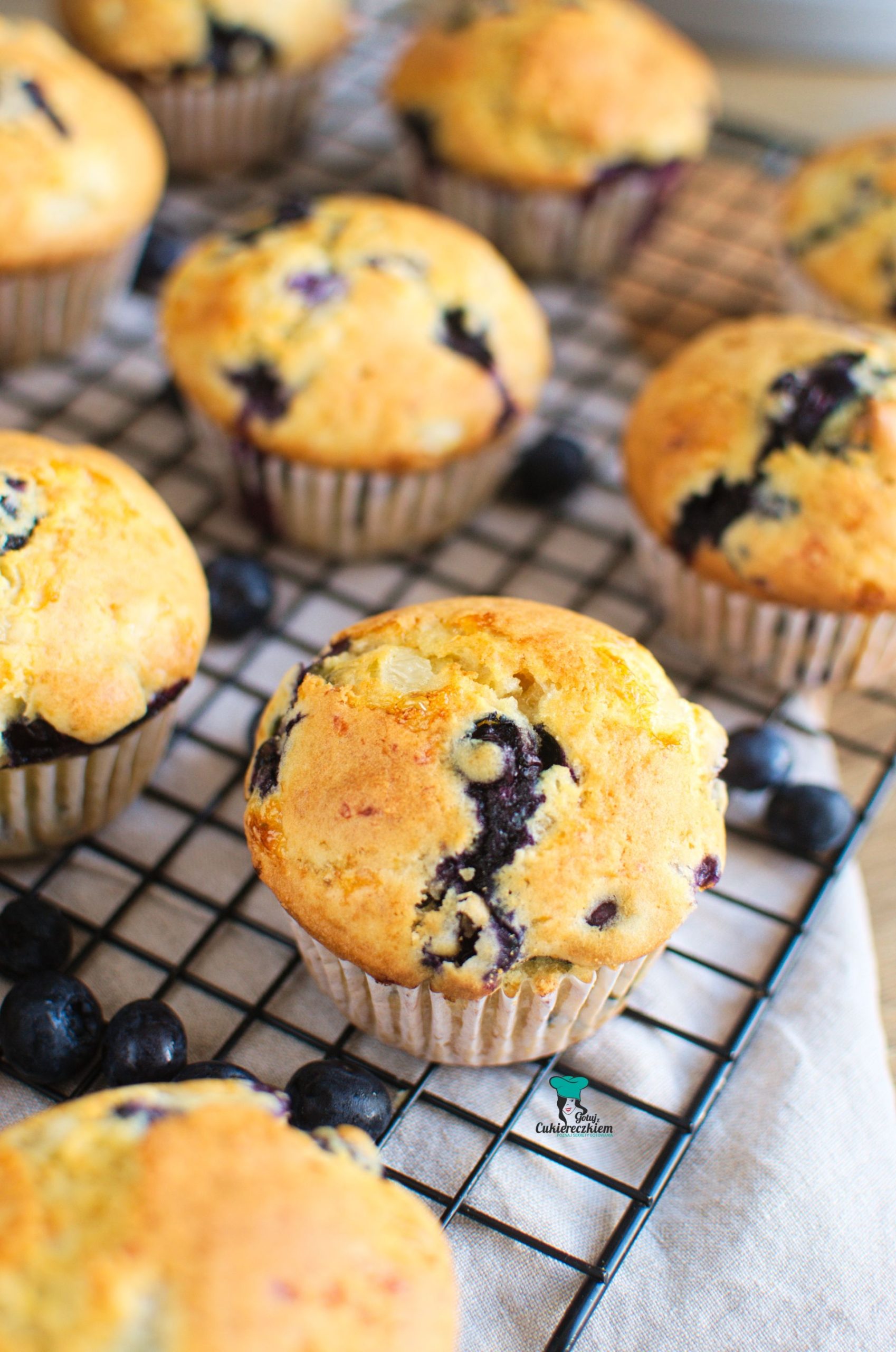 Maślane muffiny na serku wiejskim z borówkami