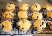 Maślane muffiny na serku wiejskim z borówkami