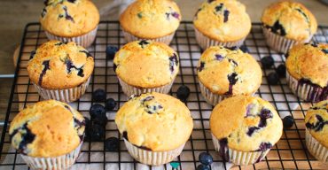 Maślane muffiny na serku wiejskim z borówkami
