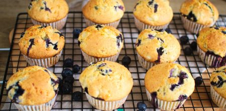 Maślane muffiny na serku wiejskim z borówkami