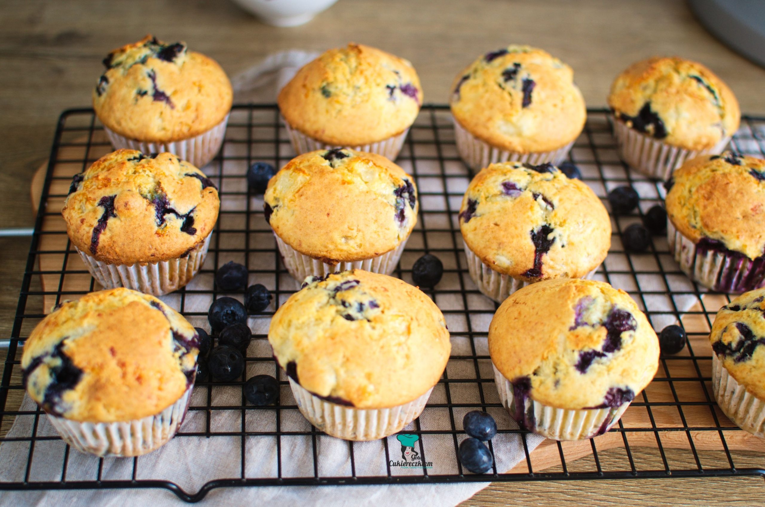 Maślane muffiny na serku wiejskim z borówkami